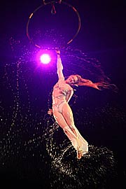 ziemlich feucht: Laura Miller als "Aqua Nymphe" (Foto: Martin Schmitz)